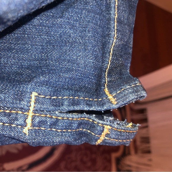 Levi's Dark Blue woman’s Jean capris with slit inside. - new or like new - Picture 9 of 10